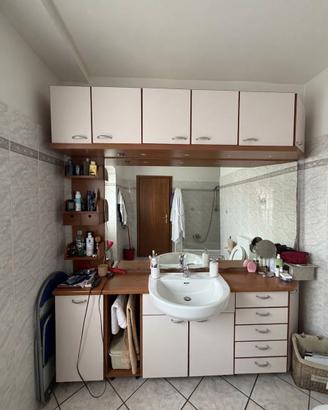 Mobile bagno completo con specchio e lavabo