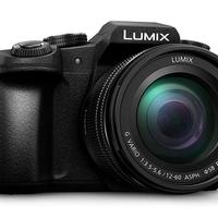 Panasonic LUMIX G80, con obiettivo e accessori