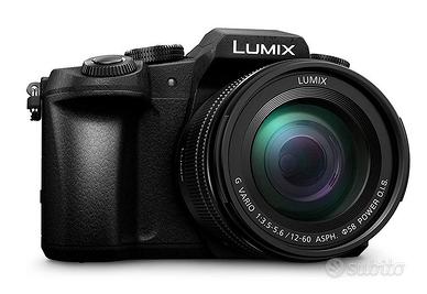 Panasonic LUMIX G80, con obiettivo e accessori