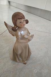 Elegante angelo in ceramica bianca con colomba