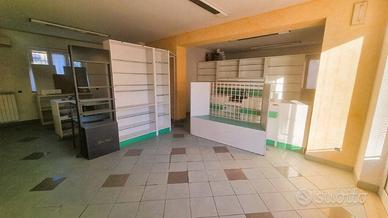 Credera Negozio ristrutturato con bagno e vetrina.