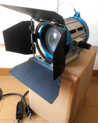 Faro fresnel ARRI 650 Plus con paraluce originale