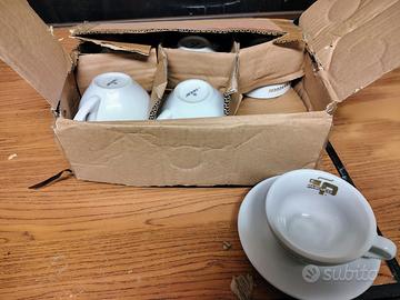 Tazze e piattini cappuccino . 12 pezzi