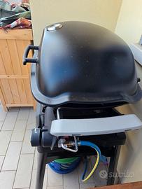 Barbecue a gas Weber Q2200N con stand + accessori