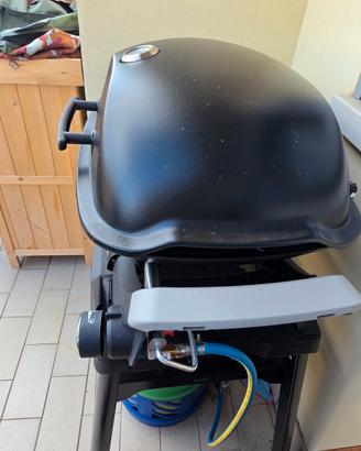 Barbecue a gas Weber Q2200N con stand + accessori