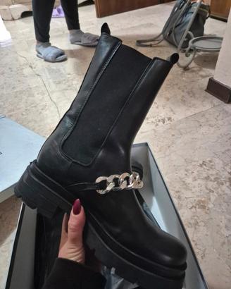 Stivaletti neri divine  follie