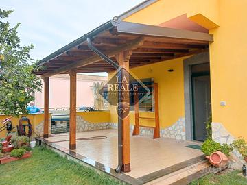 TETTOIE - POSTI AUTO - PORTICATO IN LEGNO LAMELLAR