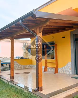 TETTOIE - POSTI AUTO - PORTICATO IN LEGNO LAMELLAR