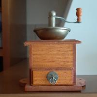 coppia di riproduzioni di macinacaffè 