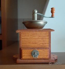 coppia di riproduzioni di macinacaffè 