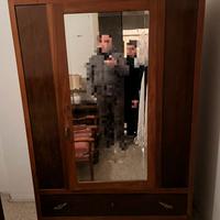 Armadio antico con specchio