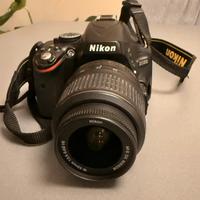Nikon D5100 con due obiettivi e accessori
