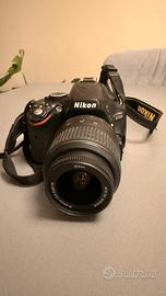 Nikon D5100 con due obiettivi e accessori