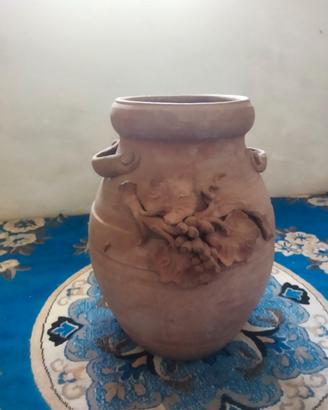 Vaso in terracotta con decorazioni