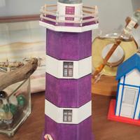 Faro decorativo fatto a mano viola e bianco