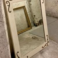 specchio con cornice bianca legno
