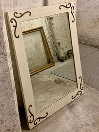 specchio con cornice bianca legno