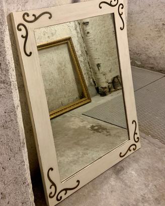 specchio con cornice bianca legno