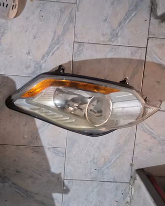 Faro sx in perfetta condizioni Ford   kuga de 2010
