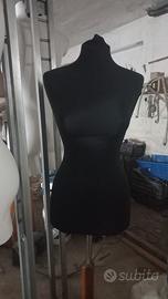 Manichino donna negozio sartoriale con sostegno