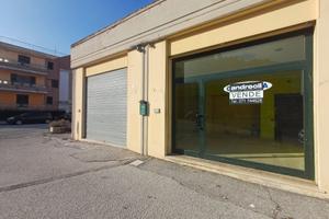 Locale commerciale in zona Piscina