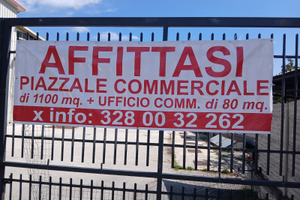 Spiazzale piu locale commerciale