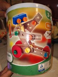 barattoli con puzzle da pavimento e costruzioni 