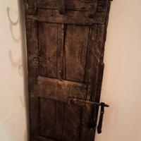 porta strasformata in attaccapanni 