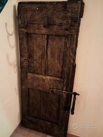 porta strasformata in attaccapanni 