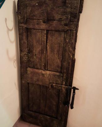 porta strasformata in attaccapanni 