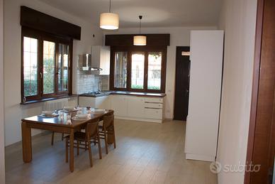 Stanze in villa indipendente con giardino