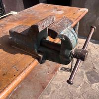 Tavolo da lavoro con presa a cric e fresa