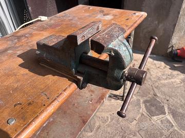 Tavolo da lavoro con presa a cric e fresa