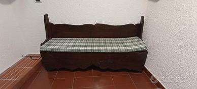 Panca e scaffali in legno