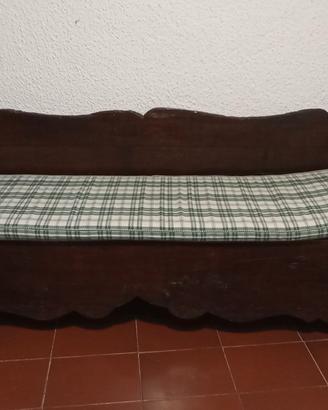 Panca e scaffali in legno