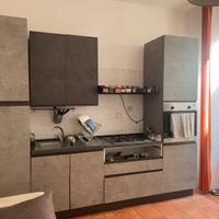 Cucina con elettrodomestici