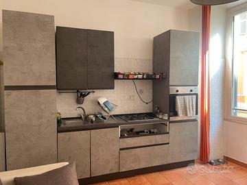 Cucina con elettrodomestici