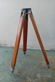 Vecchio treppiede in legno di frassino
