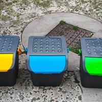 Tris pattumiere per raccolta differenziata.