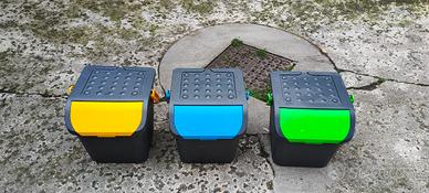 Tris pattumiere per raccolta differenziata.