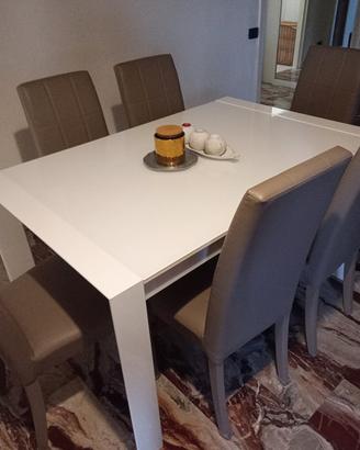 tavolo allungabile e credenza 300 euro