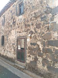Casa in pietra, su due piani, a 25 km dal mare