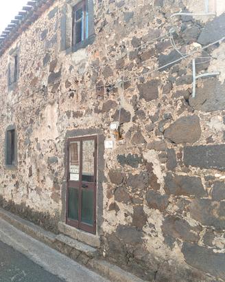 Casa in pietra, su due piani, a 25 km dal mare