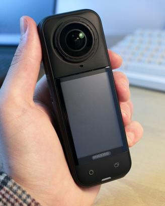 Insta360 X5 con accessori