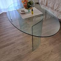 Elegante tavolo in vetro
