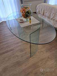 Elegante tavolo in vetro