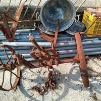 Attrezzi agricoli antichi .