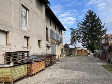 Borgo agricolo con terreno