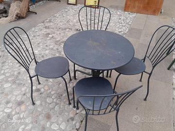 tavolo e sedie in ferro