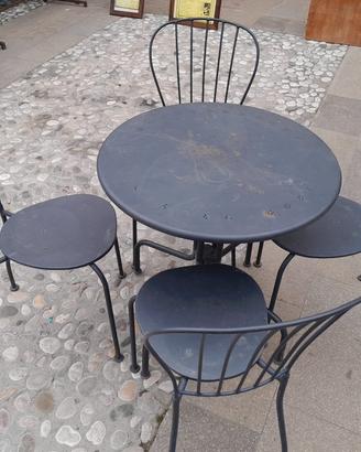 tavolo e sedie in ferro